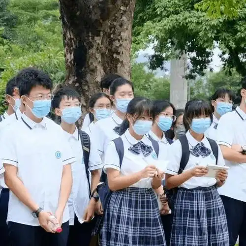 10广州市第一中学············广州一中的校服很耐看双肩