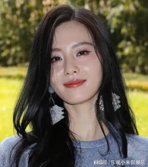 刘诗诗新动态流出,脸部僵硬褶皱重显疲惫,韩星池昌旭不离左右|素颜