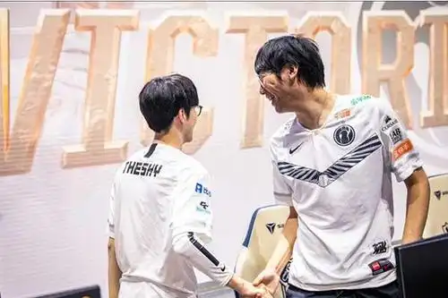 s9世界赛:theshy与ning相视一笑,这次没有握手,直接牵了起来