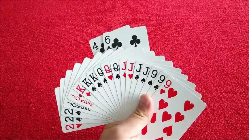 小哥凭借对王当地主,但因技术问题,一手好牌打的稀巴烂