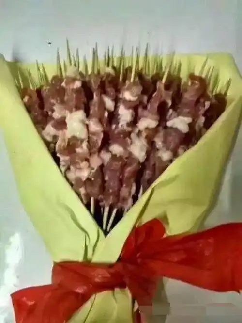 这束也是水果花,但是水果种类多,总有一款是她喜欢的草莓花束,视觉上