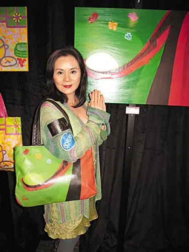 林建明绘画购物袋筹款 - 香港文汇报