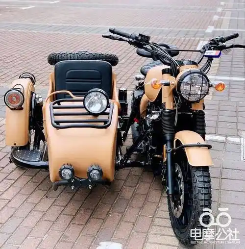 边三轮俗称"侉子",一般是指国产长江750,即排量750cc的三轮摩托车.