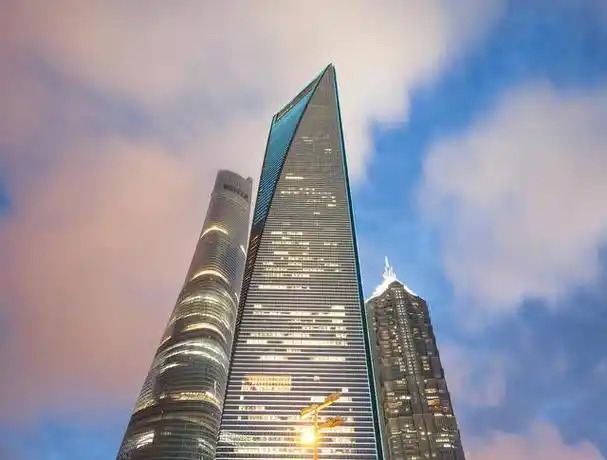 上海一座高层建筑,是上海第二高楼,高492米,是传统宝塔造型