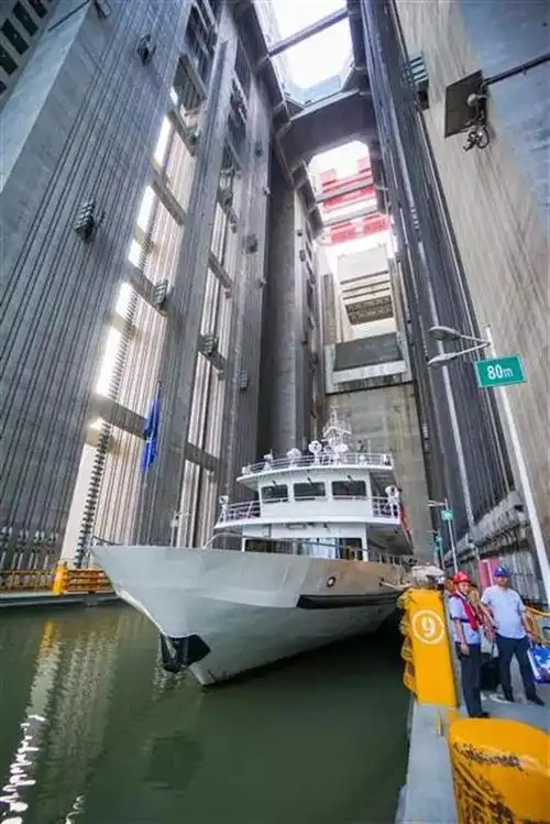 三峡世界最大垂直升船机,装载3000吨位的船舶,提升至113米高度