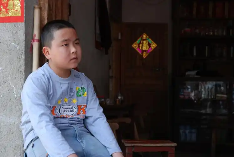 活泼小孩突变弱智儿(独家新闻报道)