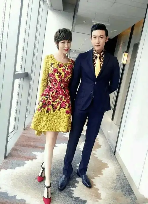 原创鲍蕾化浓妆却无女人味头大身子娇小梳油头比老公还打扮帅气