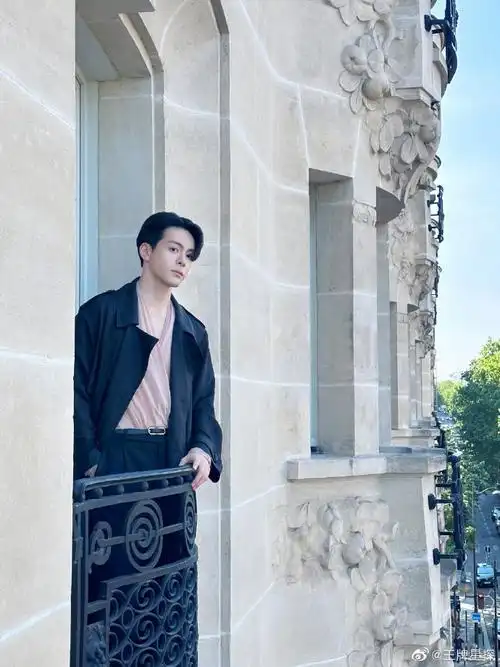 曾舜晞露胸肌了