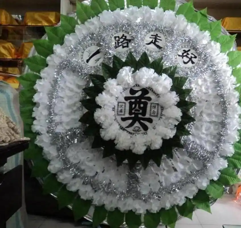 一,买花圈,常用白花表示悼念,主要花材有:   白菊:君子似菊,白菊