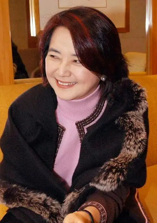 胡慧中老了之后脸上赘肉真明显,但气质仍然在,就是颜值不耐看了