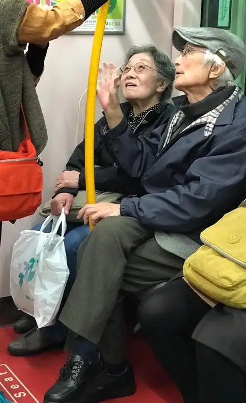 地铁里的日本老人