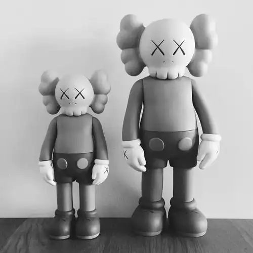 潮牌kaws经典passingthrough玩偶确认将重新回归