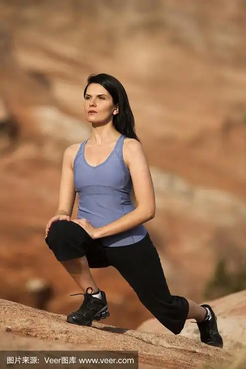 年轻女性在弓步姿势