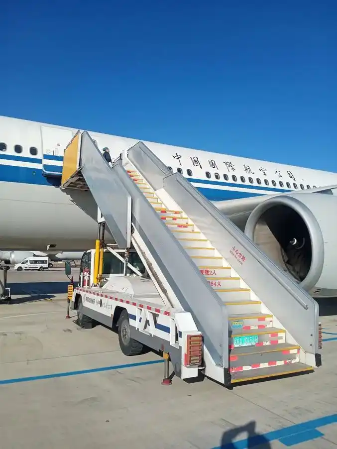 停机坪上的"第一车",是谁?_媒体_澎湃新闻-the paper