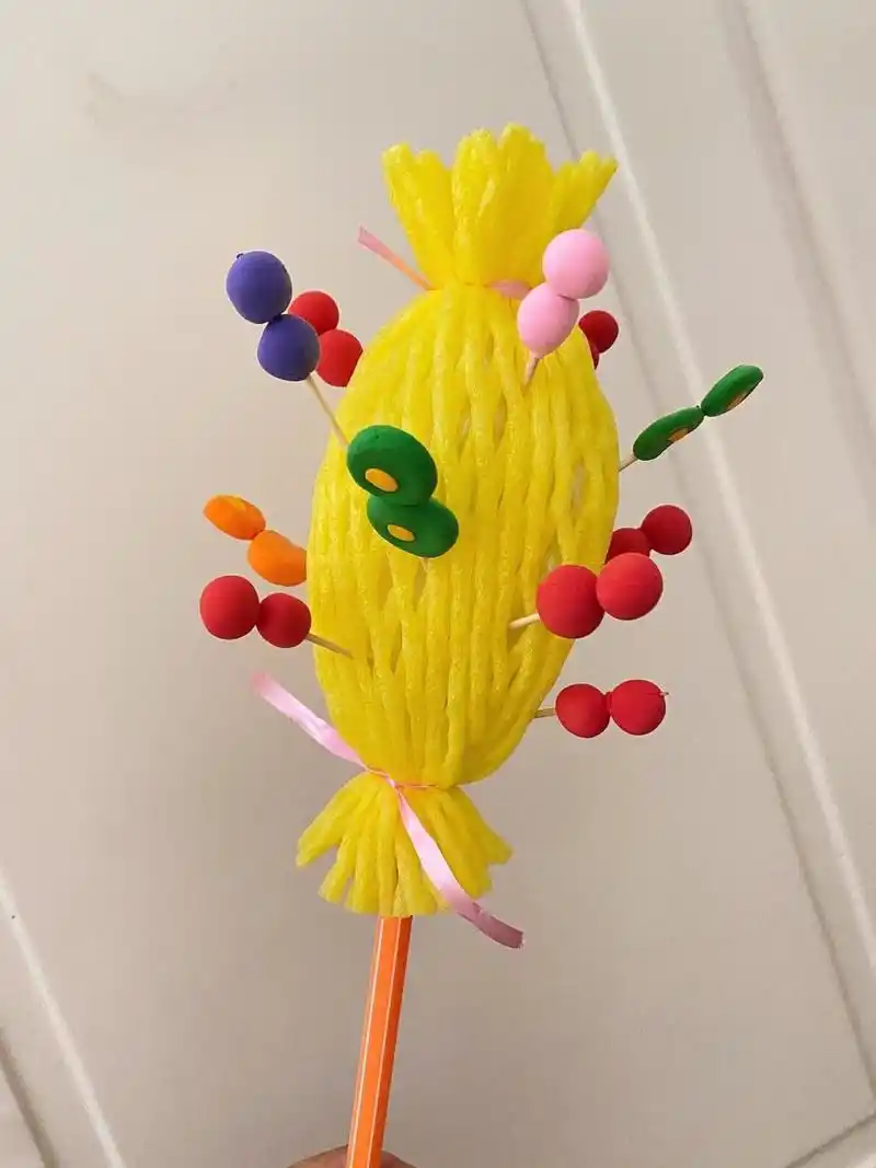 小学生手工作业之彩色冰糖葫芦 没想到二年级还要做手工,到超市薅了几