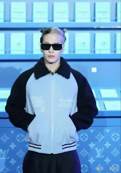 然而最引人注目的还是他的发型,他绑了哪吒头,两个小