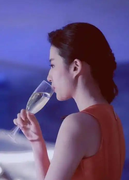 可能导演考虑到刘亦菲看起来柔柔弱弱的小女生形象,怕她喝酒不行,问她