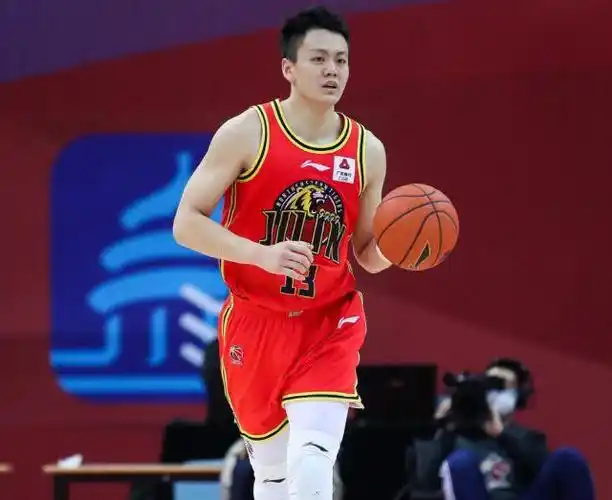 1,徐杰   23岁   现效力于广东宏远男篮