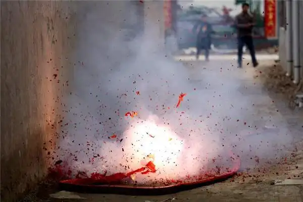 梦见鞭炮声响成一片