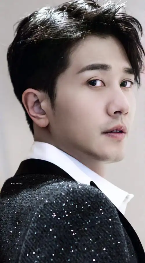 彭冠英白衬衫写真