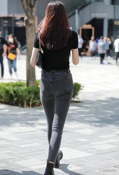 小姐姐经典黑色穿搭:黑皮鞋,紧身牛仔裤与黑色上衣 显个又性感