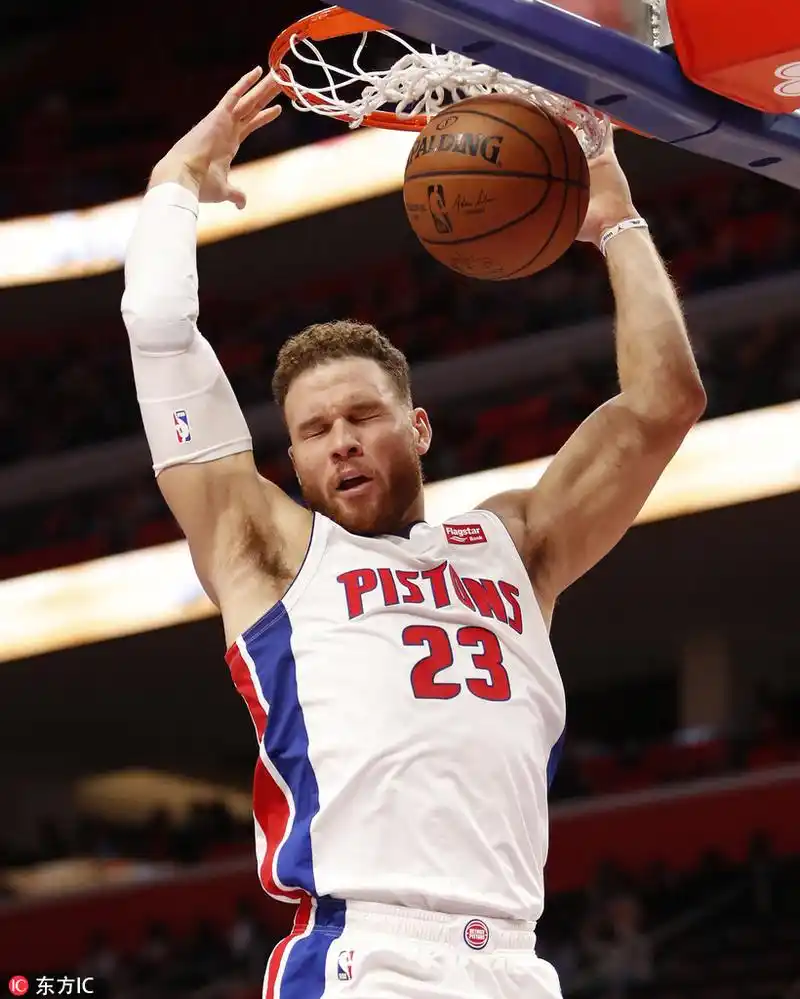 高清图:活塞胜骑士 格里芬双手暴扣引全场欢呼