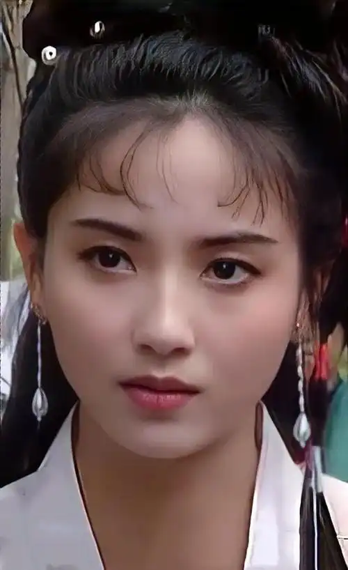 都纷纷在社交媒体上放出陶慧敏年轻时的照片