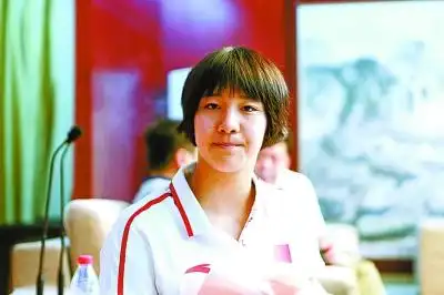 萌妹艾衍含回汉谈奥运 每次见到傅园慧就会被捏捏脸