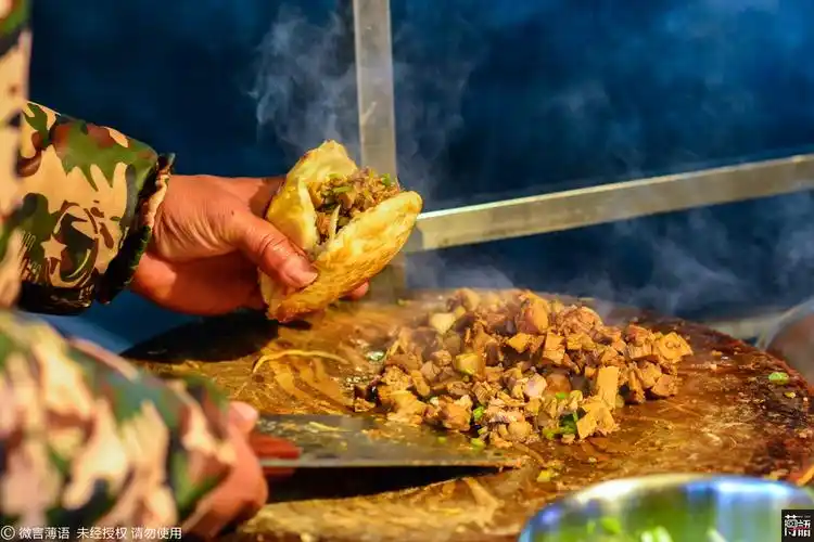 男子摆摊卖肉夹馍20年 花百万买房要二胎