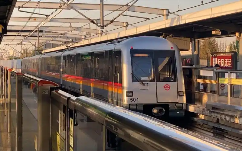 上海地铁5号线(05c01 番茄炒蛋)元老501 颛桥 出站_哔哩哔哩_bilibili