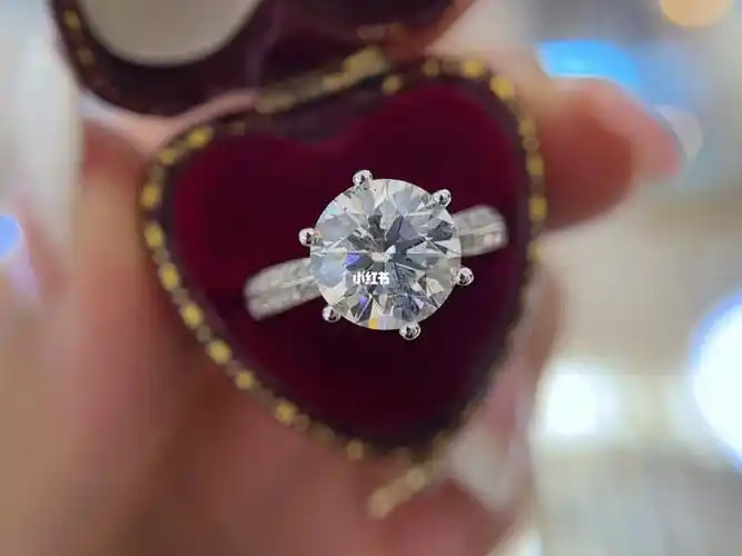 3克拉六爪钻戒依旧经典