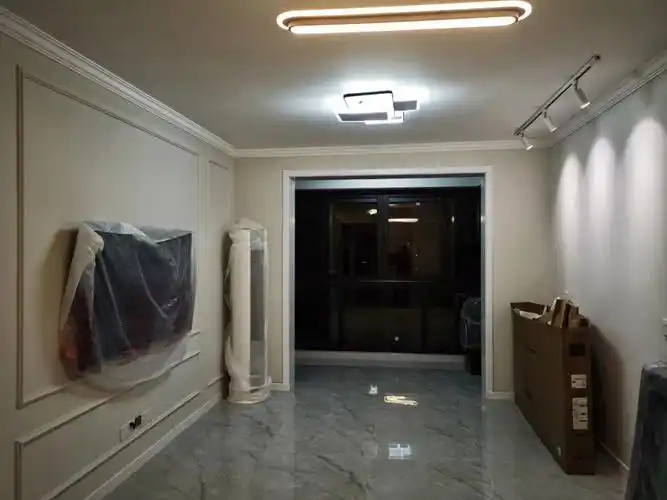 今天安装门,门套和踢脚线室内门:多层实木烤漆配磁吸锁1000/套窗套