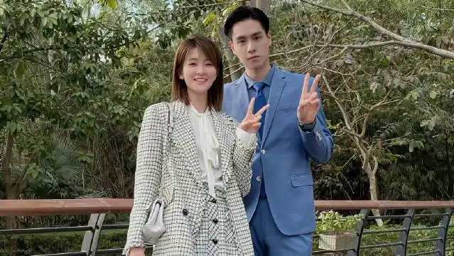 乔欣垫木板和胡一天合照