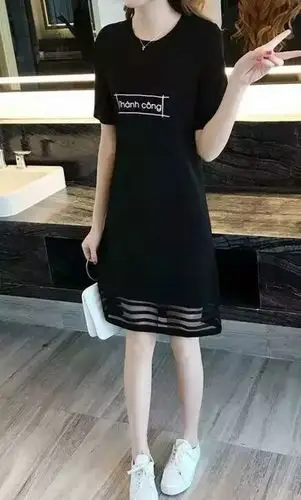 宽松大码的黑色t恤连衣裙配上简洁优雅的小白鞋,时尚有范儿,网格镂空