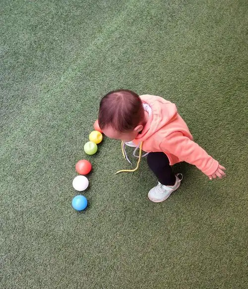 宝贝们在幼儿园开心的玩玩具