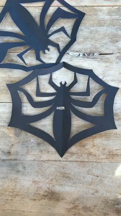 教你如何剪出一只万圣节蜘蛛剪纸