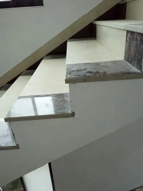 楼梯侧面刷什么颜色好看?