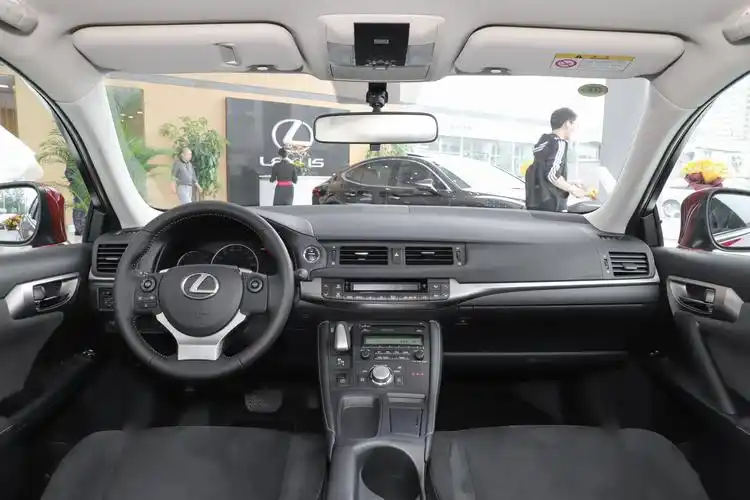 2020款 雷克萨斯ct 200h 精英版 双色系内饰