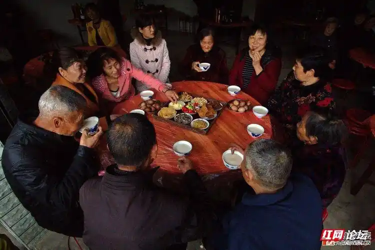 很传统很朴实目睹乡村农民家里办喜宴的过程图