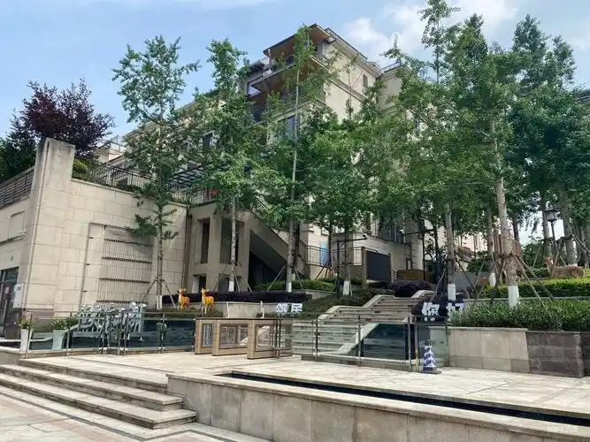 恒大麓山湖(一期)4室2厅2卫207㎡南北279万