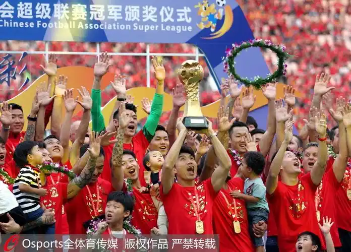 在亚冠和足协杯赛场,广州恒大接连被上海上港淘汰出局,本赛季双方的 6