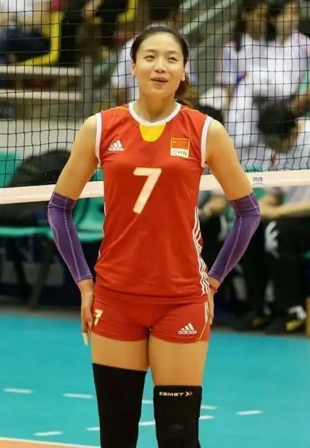 魏秋月早期比赛照片,面容青涩,身材稍显圆润,是亚洲最美二传!