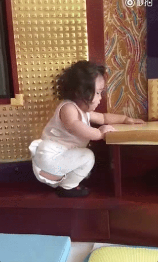 这小孩被妈妈黑到火!成为网友们的新表情包