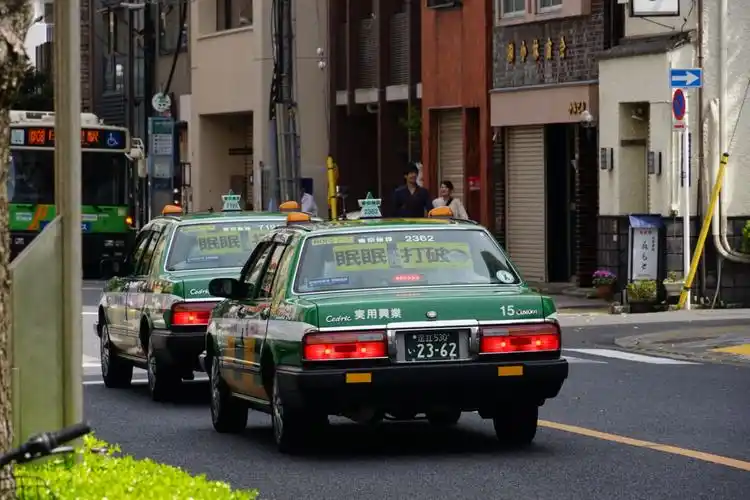 出租车像我们二十年前的皇冠.不过,都非常整洁!