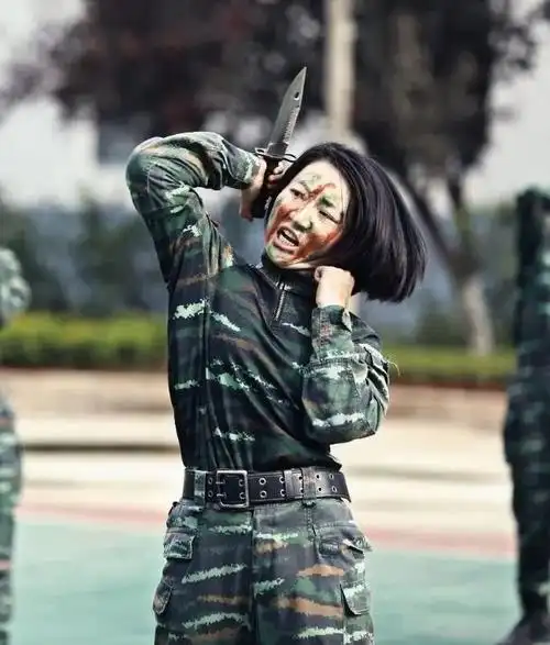 王雪,武警四川总队女子特战大队二级上士,她是表彰中唯一一名武警女兵