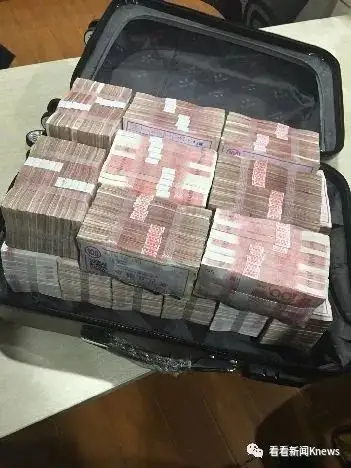 嫌200万分手费太少女生把整整一箱现金都扔了因为要的是500万