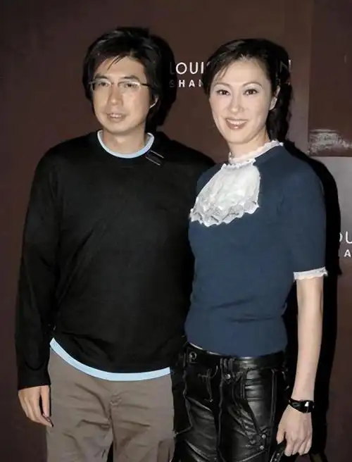 她嫁入豪门与父母"反目",有3个孩子却离婚了,丈夫已有新欢