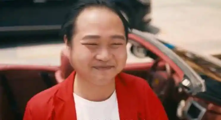 走红后的何文辉也尝试突破自我,演了很多戏,但都没有了"爆浆","股沟男