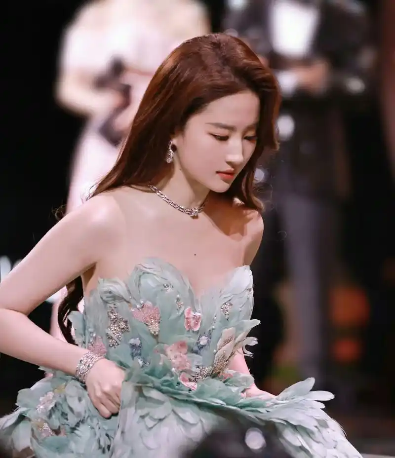 红毯被叫停女明星性感照片却流出难怪粉丝不惜睡街头