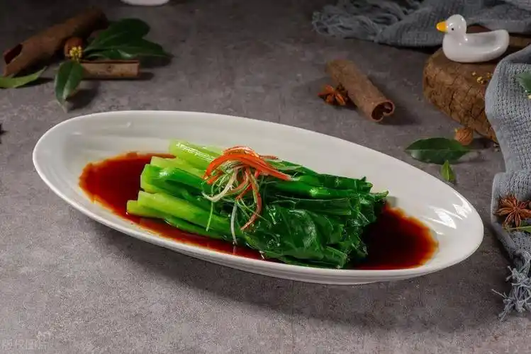 白灼芥兰:一道色香味俱佳的广东菜,做法简单易学,口感清淡爽口